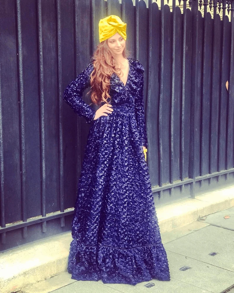 Robe longue du soir pétales brodés bleu marine