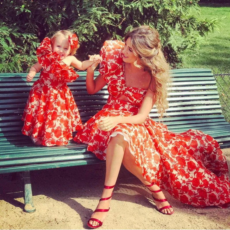 Ensemble créa asymétrique fleurs rouges