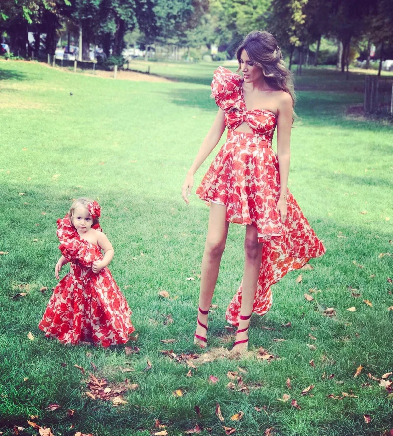 Ensemble créa asymétrique fleurs rouges