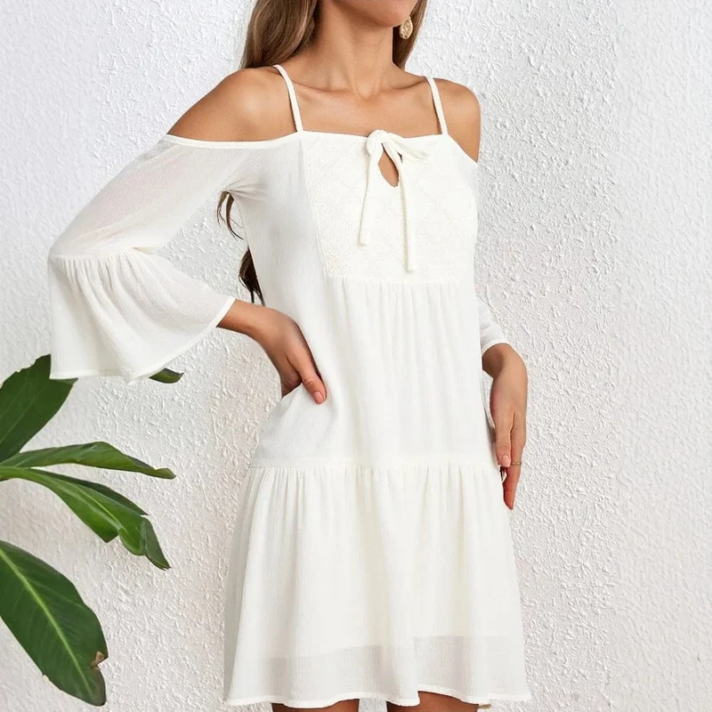 Robe d'été blanche courte épaules tombantes