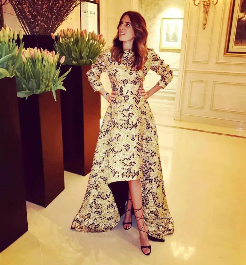 Robe Abu Dhabi asymétrique dorée manches longues