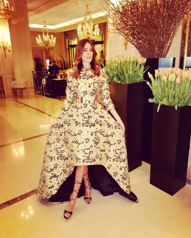 Robe Abu Dhabi asymétrique dorée manches longues