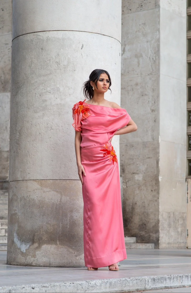 Robe longue du soir en soie rose à empiècements broderies