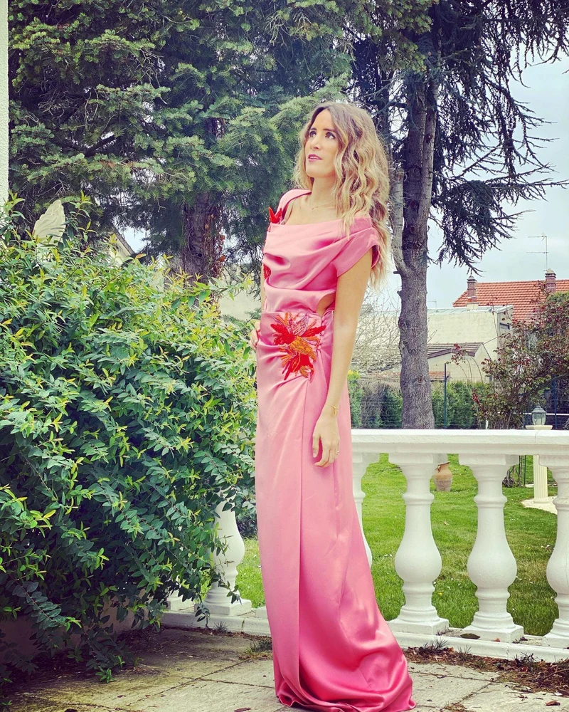 Robe longue du soir en soie rose à empiècements broderies