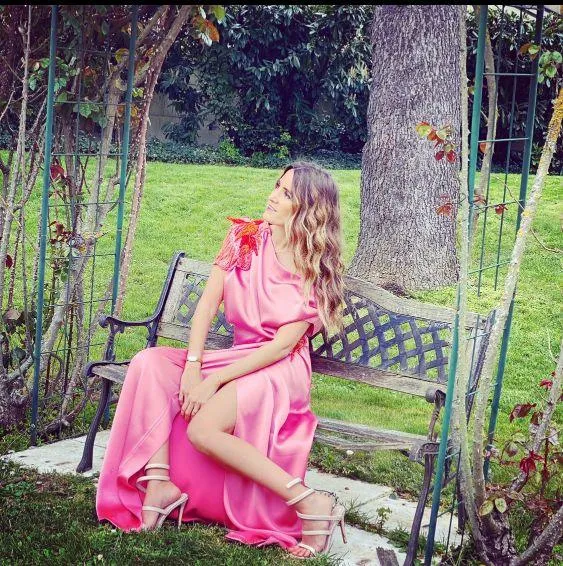 Robe longue du soir en soie rose à empiècements broderies