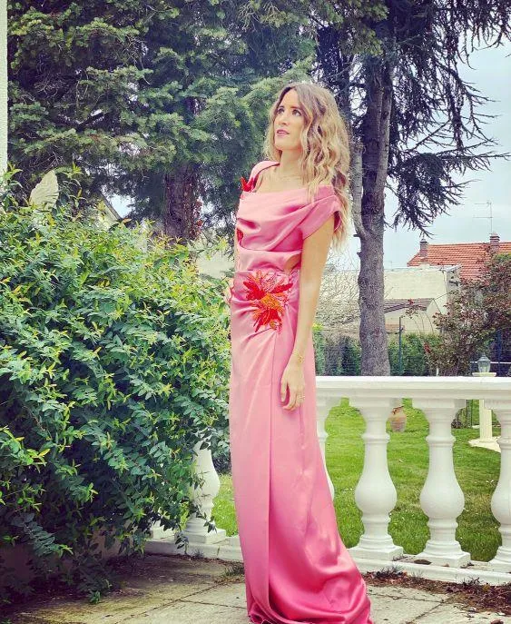 Robe longue du soir en soie rose à empiècements broderies
