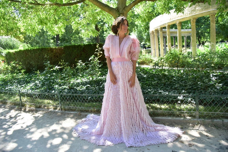 Robe longue du soir à plumes roses