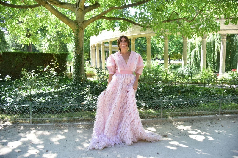 Robe longue du soir à plumes roses