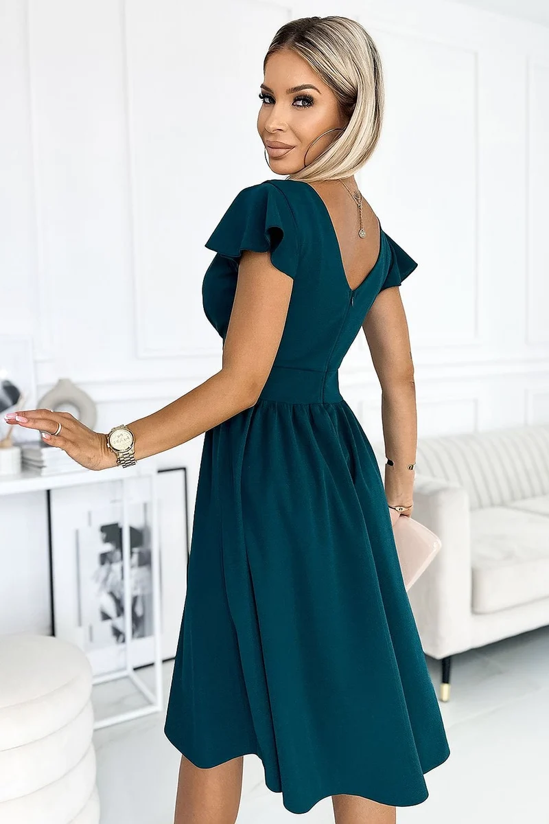 Robe de cocktail décolletée manches courtes