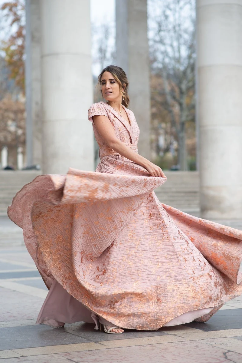 Robe longue en jacquard rose à col smocké