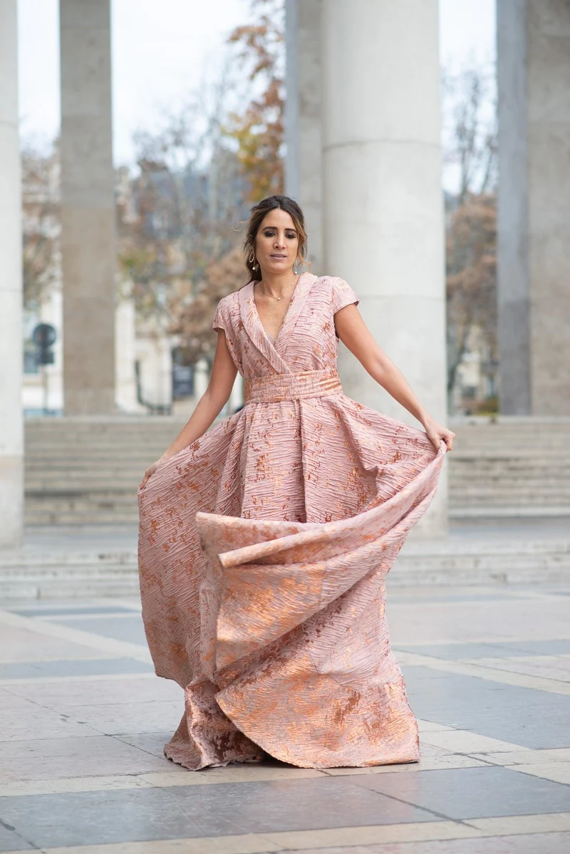 Robe longue en jacquard rose à col smocké