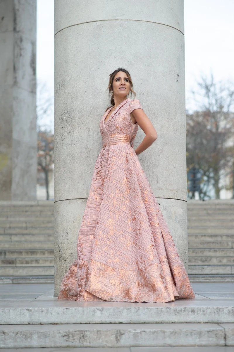 Robe longue en jacquard rose à col smocké