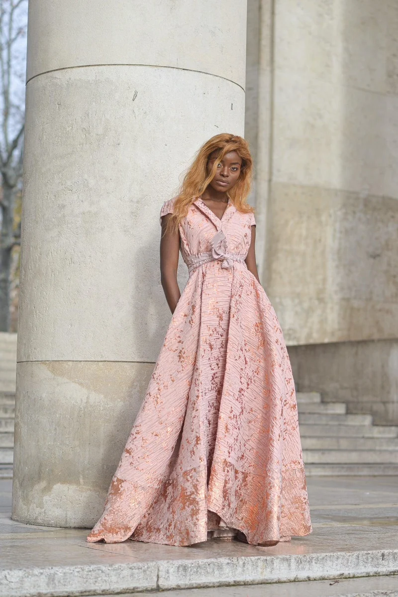 Robe longue en jacquard rose à col smocké
