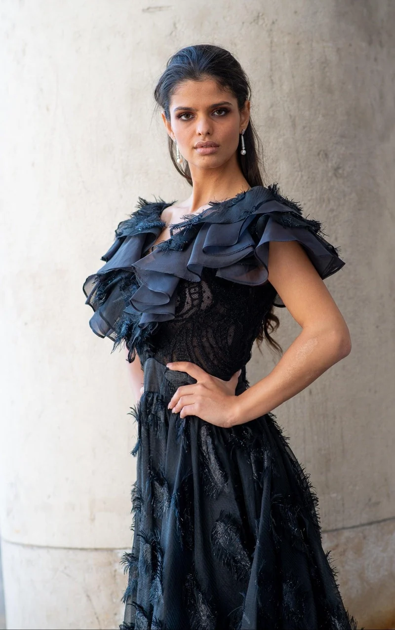 Robe longue défilé à plumetis noir