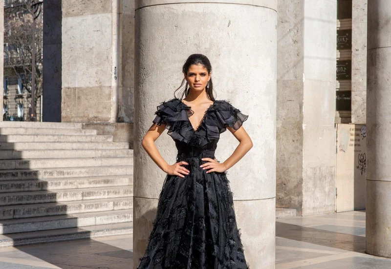 Robe longue défilé à plumetis noir
