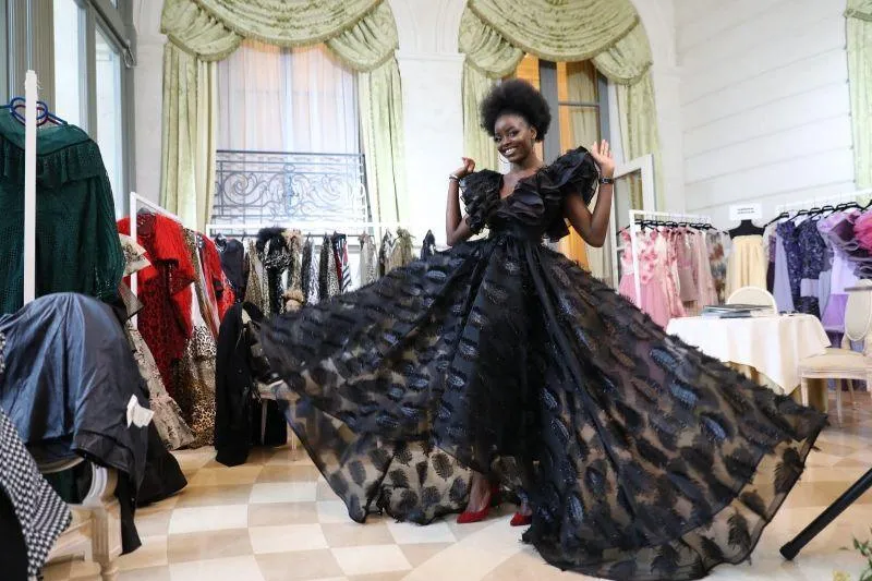 Robe longue défilé à plumetis noir