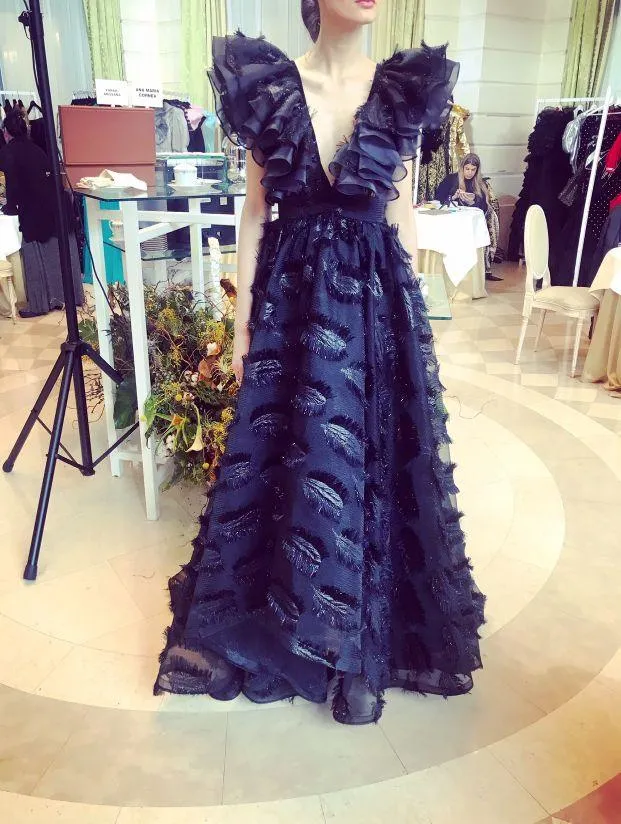 Robe longue défilé à plumetis noir
