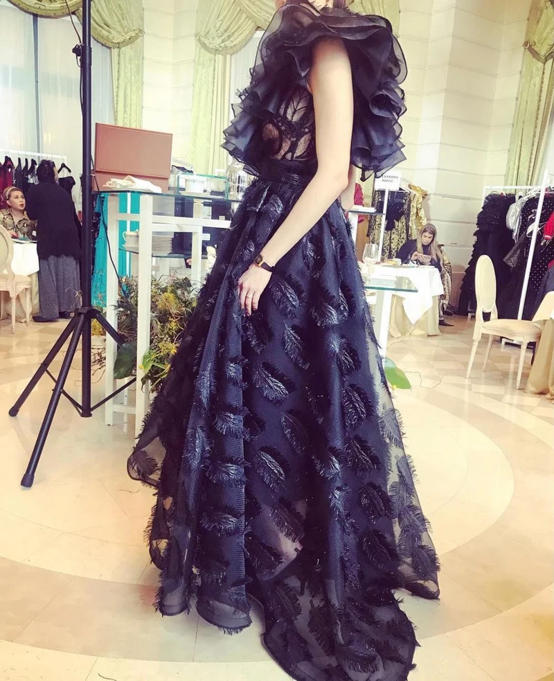 Robe longue défilé à plumetis noir