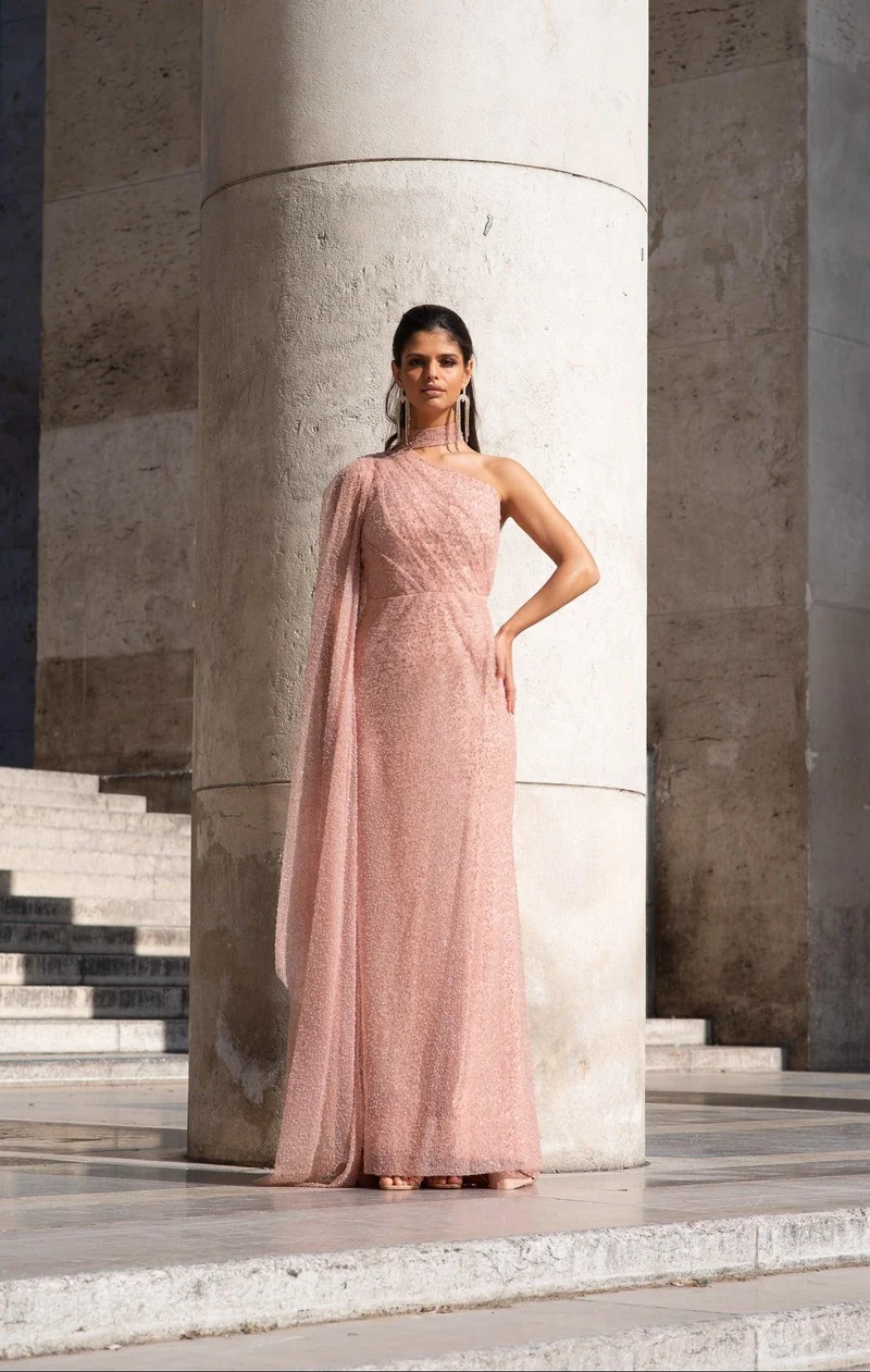 Robe longue du soir en sequins roses à manches cape