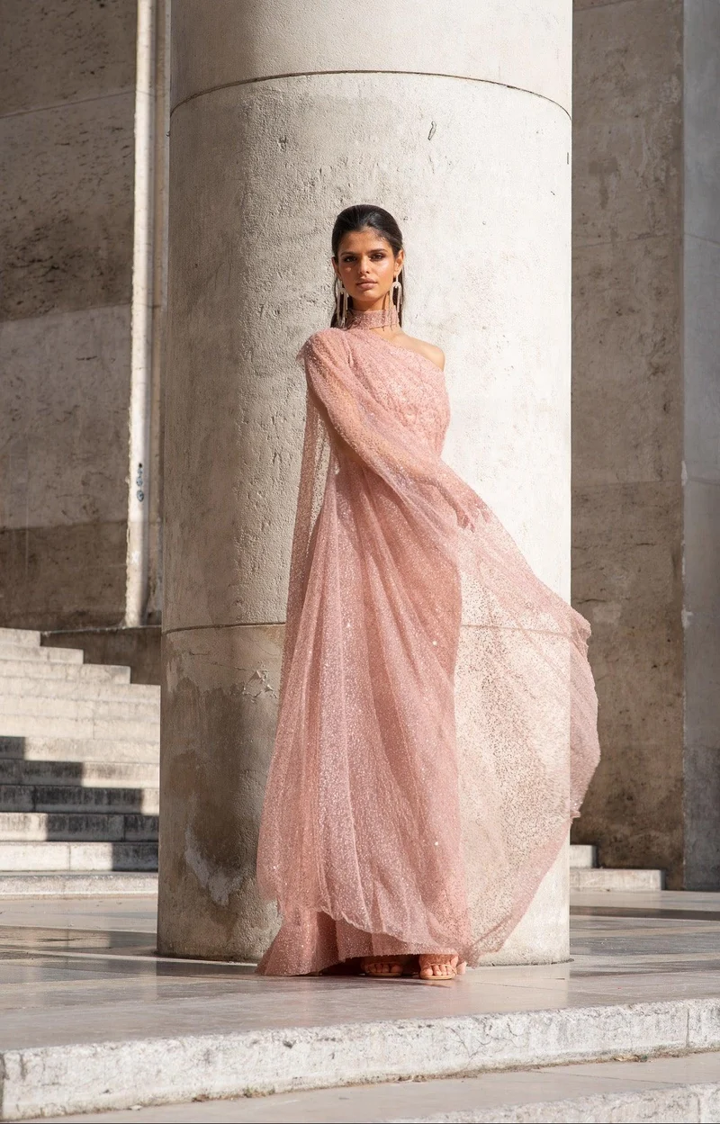 Robe longue du soir en sequins roses à manches cape
