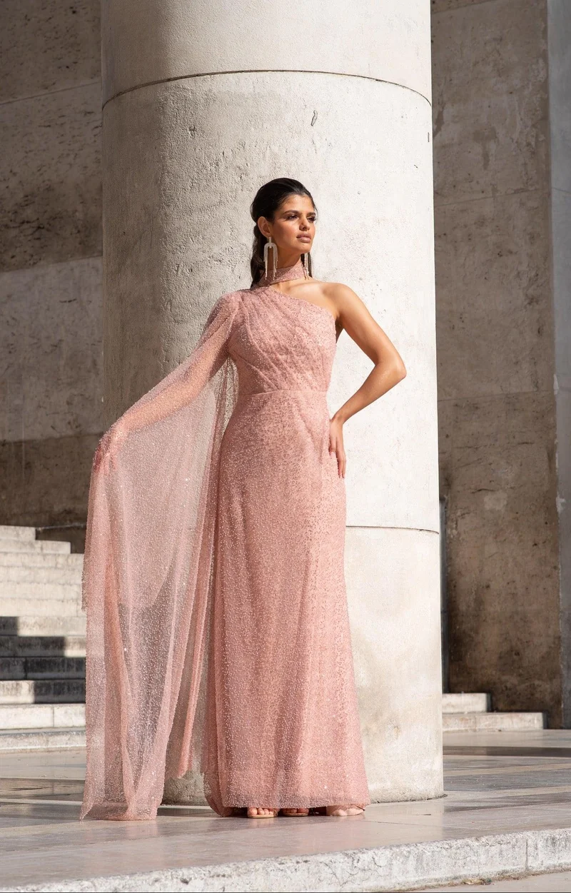 Robe longue du soir en sequins roses à manches cape