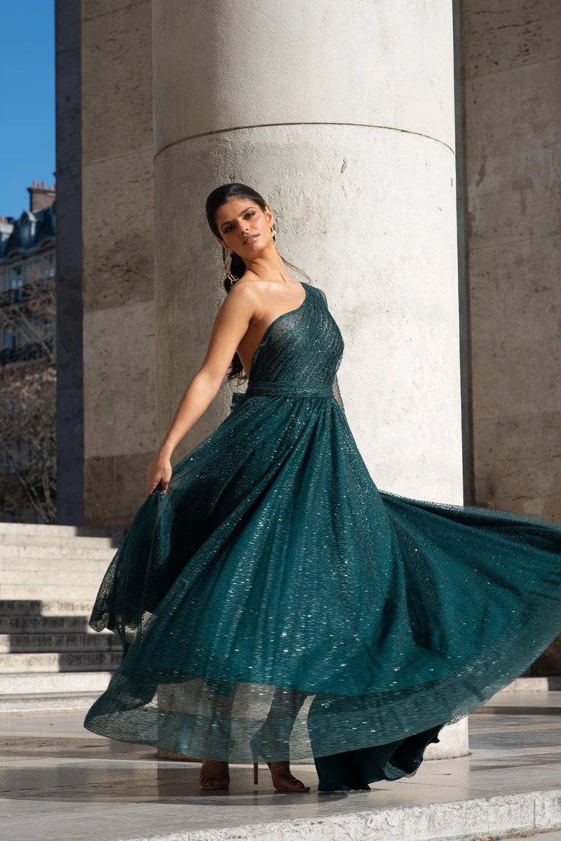 Robe longue du soir verte asymétrique brodée