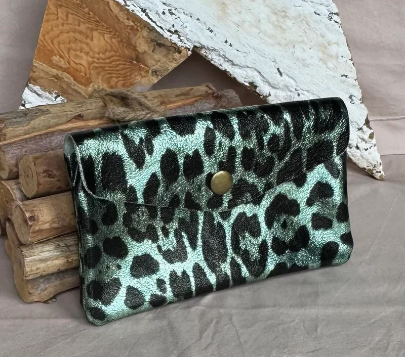 Porte monnaie Nino en cuir léopard vert