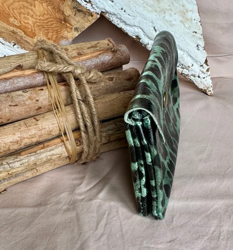 Porte monnaie Nino en cuir léopard vert