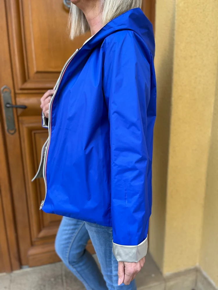 Veste imperméable Laura réversible courte bleu roi et doré