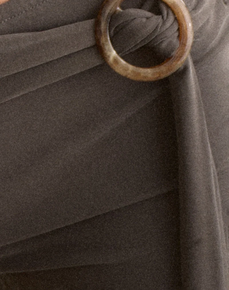 Micro-short Nivaya avec ceinture à nouer, en cupro marron foncé