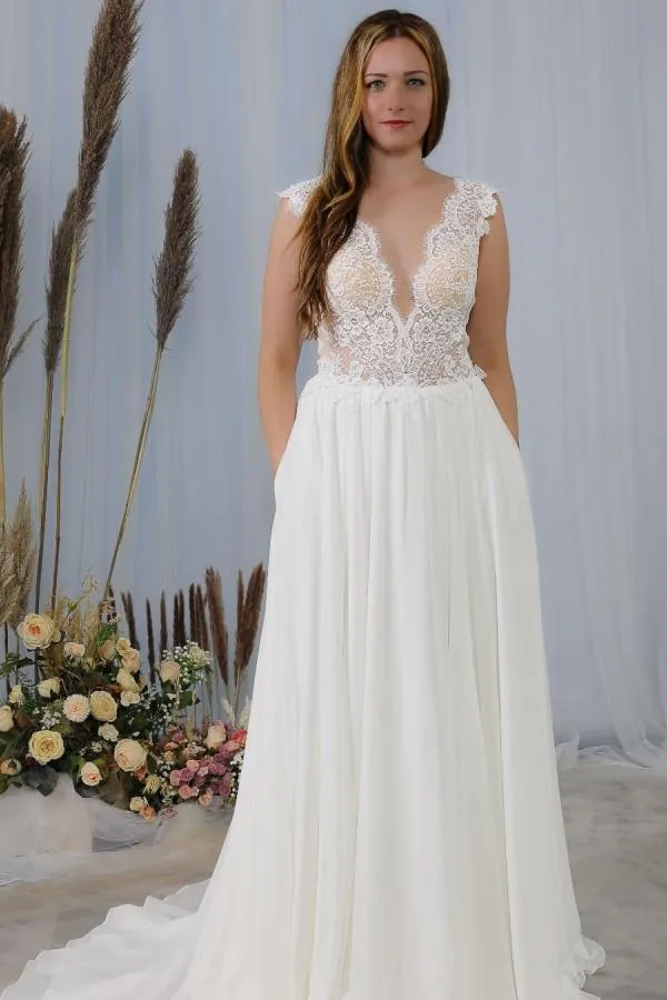 Robe de mariée élégante en mousseline de soie, décolleté en V profond et dos nu, avec appliques en dentelle