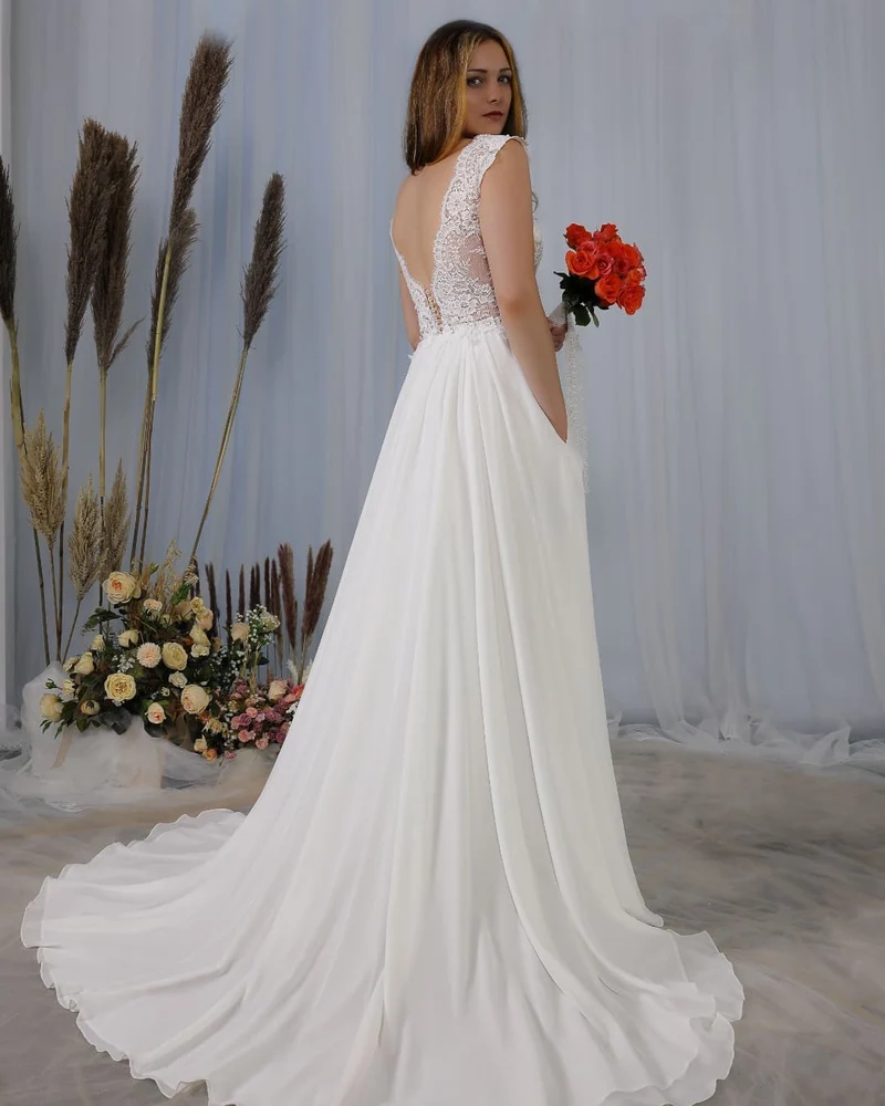 Robe de mariée élégante en mousseline de soie, décolleté en V profond et dos nu, avec appliques en dentelle