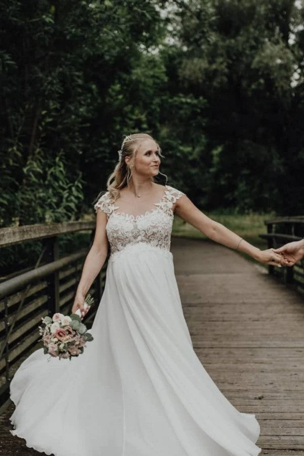 Robe de mariée élégante en mousseline de soie, coupe trapèze, sans manches, avec appliques et dentelle