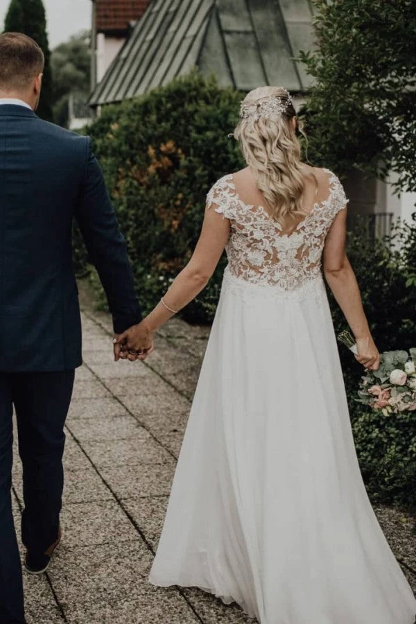 Robe de mariée élégante en mousseline de soie, coupe trapèze, sans manches, avec appliques et dentelle