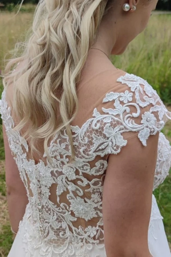 Robe de mariée élégante en mousseline de soie, coupe trapèze, sans manches, avec appliques et dentelle