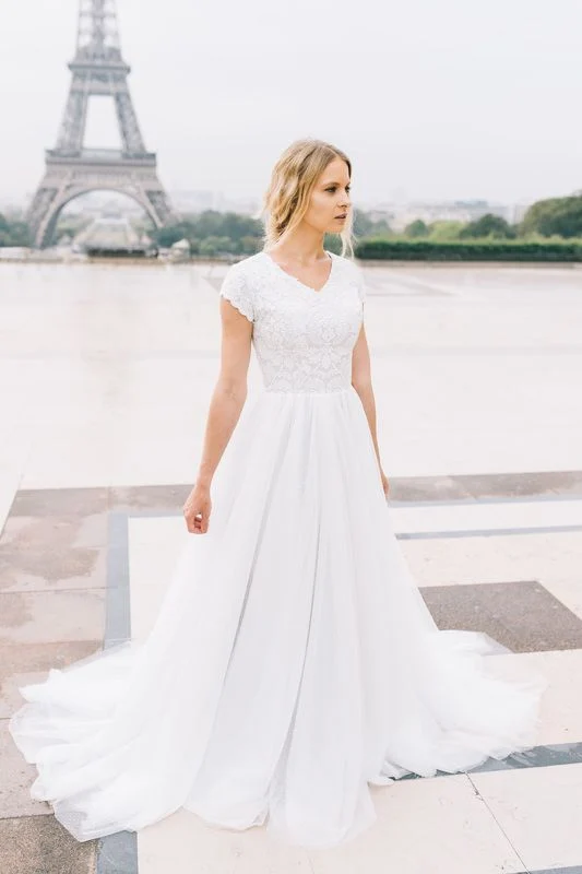Robe de mariée trapèze à bretelles larges, dos nu en dentelle et volants