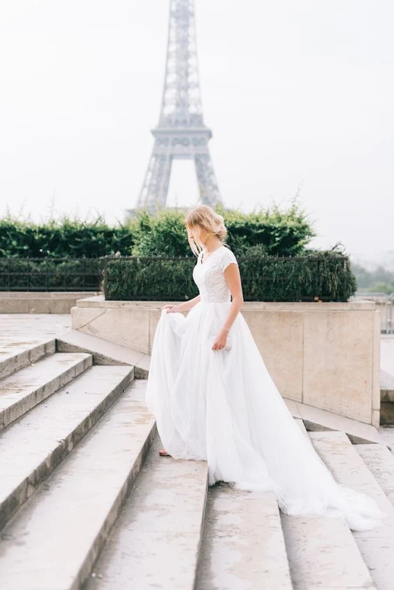 Robe de mariée trapèze à bretelles larges, dos nu en dentelle et volants