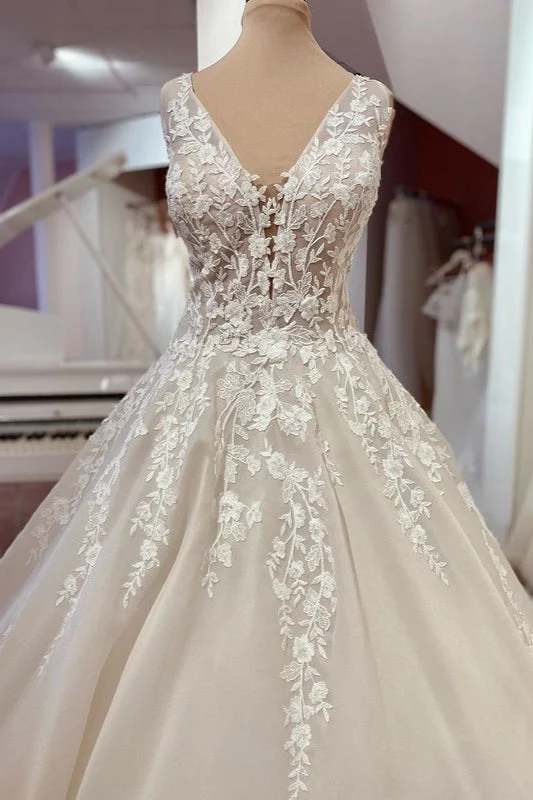Robe de mariée élégante à manches longues et col bateau avec appliques en dentelle