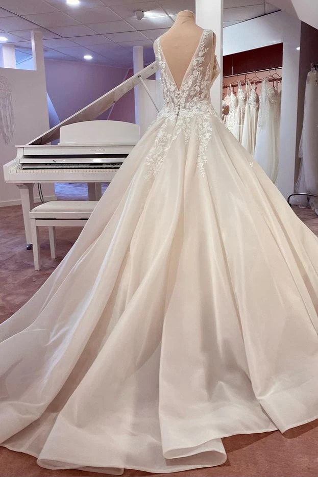 Robe de mariée élégante à manches longues et col bateau avec appliques en dentelle