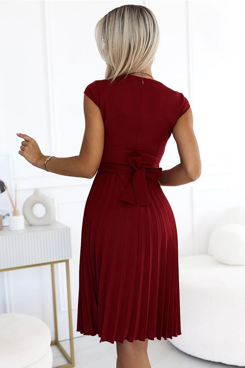 Robe de cocktail jupe plissée manches courtes