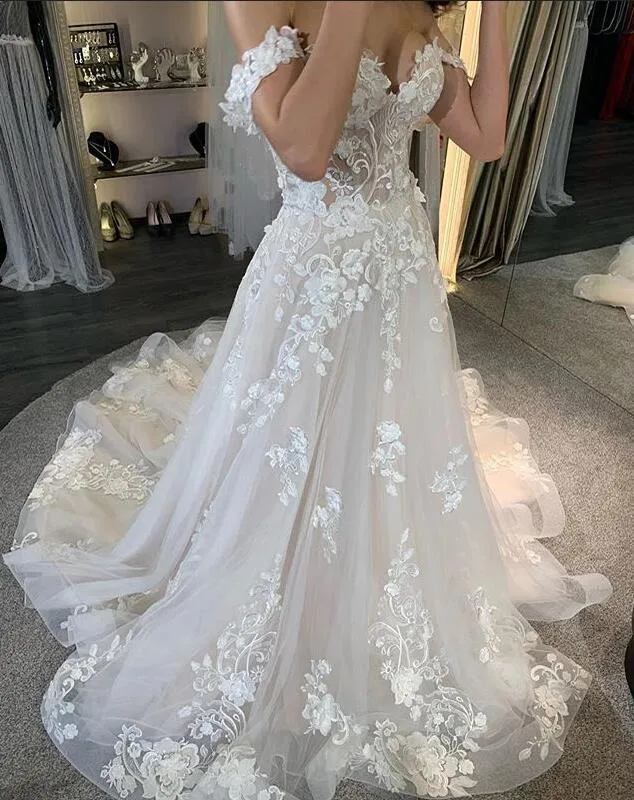 Robe de mariée trapèze à décolleté en V profond et dos nu, manches longues, appliques en perles et dentelle