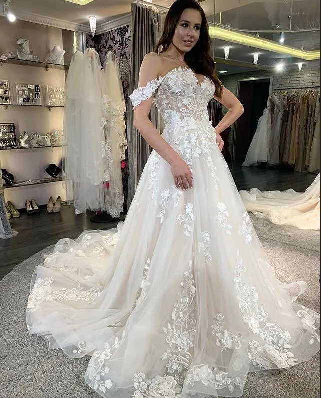 Robe de mariée trapèze à décolleté en V profond et dos nu, manches longues, appliques en perles et dentelle
