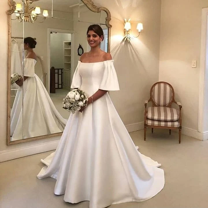 Robe de mariée princesse élégante à manches longues et décolleté bateau avec appliques en dentelle