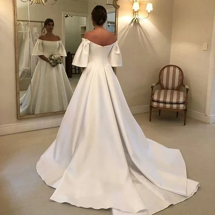 Robe de mariée princesse élégante à manches longues et décolleté bateau avec appliques en dentelle