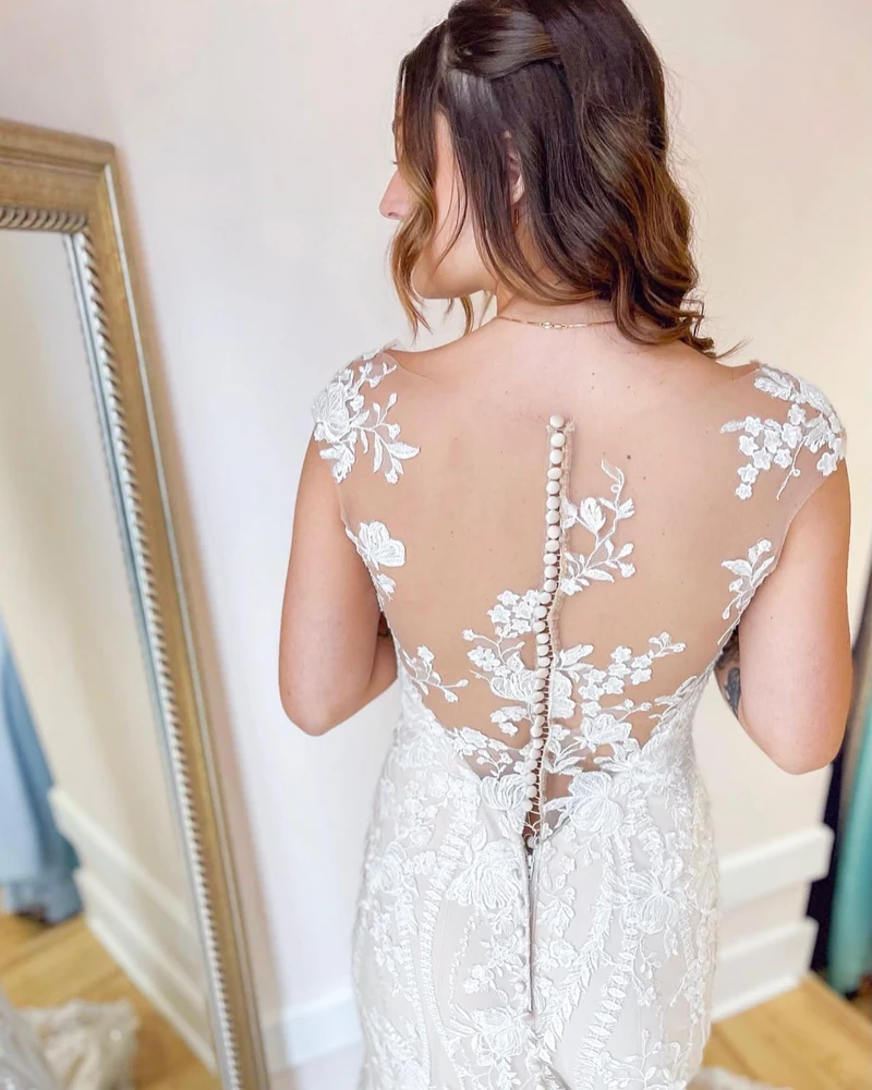 Robe de mariée élégante ivoire coupe trapèze, col en V, en dentelle et tulle