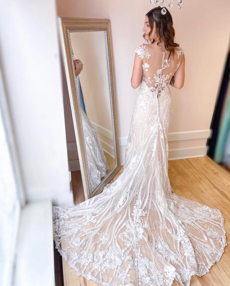 Robe de mariée élégante ivoire coupe trapèze, col en V, en dentelle et tulle