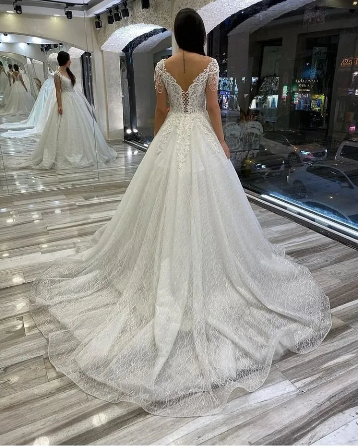 Robe de mariée trapèze dos nu avec traîne et paillettes en dentelle