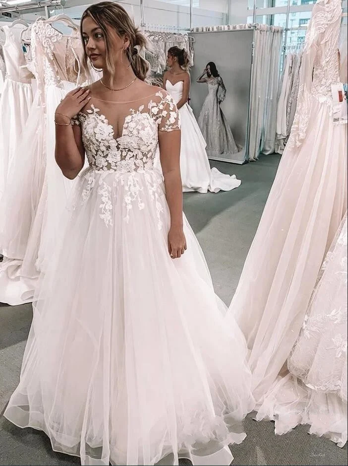 Robe de mariée trapèze à manches courtes et col bateau avec appliques en dentelle et tulle