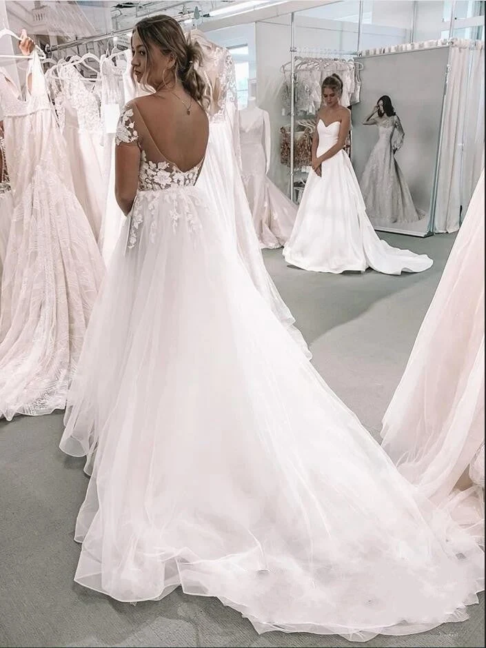 Robe de mariée trapèze à manches courtes et col bateau avec appliques en dentelle et tulle