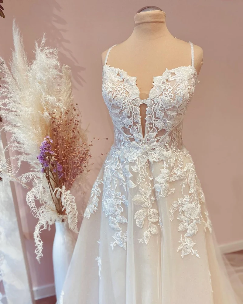 Robe de mariée élégante en tulle avec appliques et bretelles en dentelle délicate